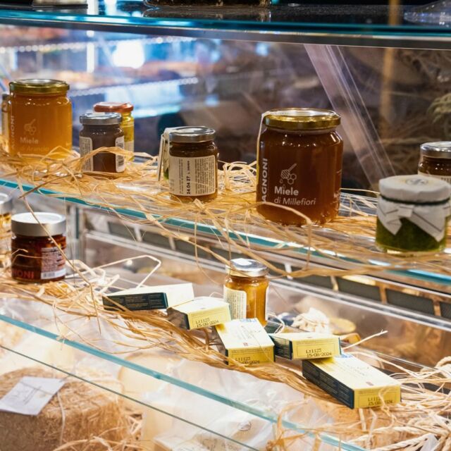 Da Etoilè,ogni vetrina è un viaggio!✨
Scopri la nostra selezione di miele,perfetto per arricchire ogni piatto o per un dolce 🍯
💛Vieni a trovarci e lasciati conquistare dalle nostre proposte.🥇
#etoile ✨
•
•
#etoilebistrot
#etoilecaffetteria
#miele 
#aperitifandlunch
#lunchandinner
#foodlovers