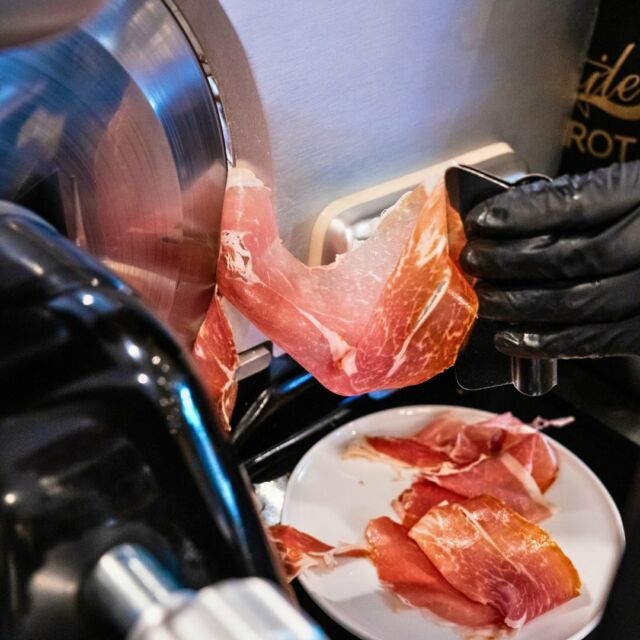✨Il prosciutto crudo di Etoilè,affettato al momento con la nostra affettatrice per garantirti freschezza e perfezione in ogni fetta 🥓✨
#etoile ✨
•
•
#etoilebistrot
#etoilecaffetteria
#prosciutto 
#aperitifandlunch
#lunchandinner
#foodlovers