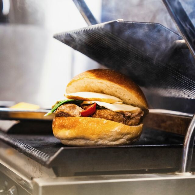 ✨ Sabato da Etoile Bistrot ✨
Niente di meglio che un panino goloso preparato con amore! 🍞❤️

Che sia il nostro classico panino gourmet o una delle nostre creazioni speciali, ogni panino è una coccola. 😋🔥

Unisciti a noi per un weekend di gusto e relax. 🤩
📍V.Montagna Spaccata,449
📍V.dei Mille,57B
📍S.Caterina,68 A(P.zza dei Martiri)
📍Etoile Bistrot V.Provinciale Montagna Spaccata,23(Pozzuoli)
.
.#etoile ✨
•
•
#etoilebistrot
#etoilecaffetteria
#saporiautentici 
#aperitifandlunch
#lunchandinner
#foodlovers 
#paninodelsabato 
#weekendgusto