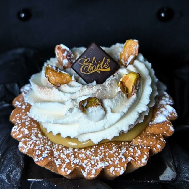 ✨🍰 La nostra cassata rivisitata, un capolavoro di gusto e creatività!

Da Etoilè la tradizione incontra l’innovazione: una base di pasta frolla croccante, farcita con crema alla Nutella o, per gli amanti del pistacchio, questa deliziosa alternativa 💚

Il tocco finale?  Il tutto completato da una mousse di ricotta delicata, rigorosamente fatta a mano da noi.😍

👉 Qual è la tua versione preferita? Vieni a scoprirle tutte!
#Etoilè #CassataRivisitata #DolciGourmet #PassioneArtigianale #PistacchioLovers #NutellaAddicts #etoilebistrot
#etoilecaffetteria #aperitifandlunch
#lunchandinner